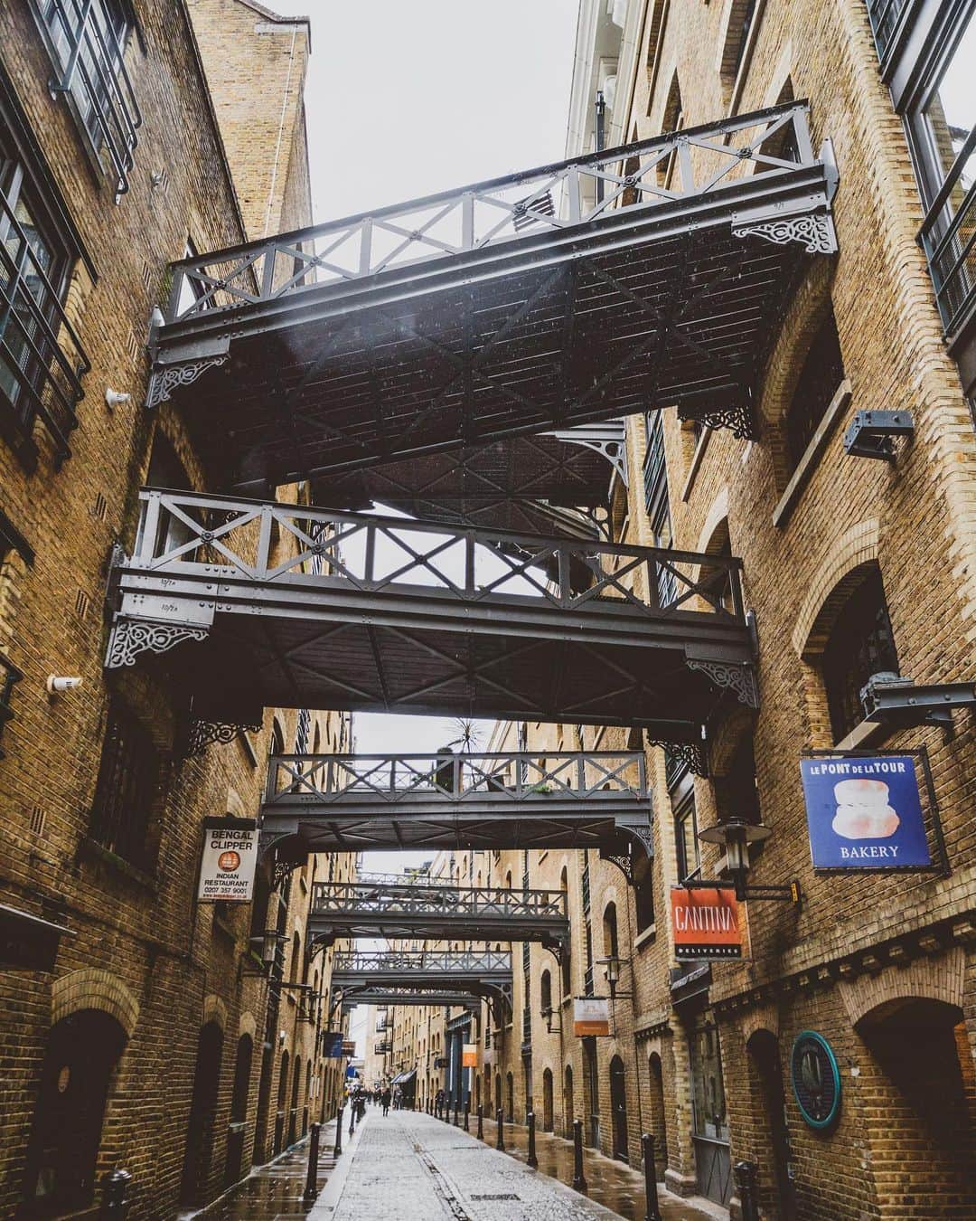 @LONDON | TAG #THISISLONDONさんのインスタグラム写真 - (@LONDON | TAG #THISISLONDONInstagram)「@MrLondon on #ShadThames... definitely one of my favourite streets in London... in the late 1800’s these bridges connected the old riverside buildings to the storehouses and mills, so clippers (small cargo ships) could unload their cargo such as spices, dried fruit, teas, coffee etc - this area was quite literally known as the ‘larder of London’. Over time to city moved to containers which were unloaded further east, so by the 1970’s this whole area transitioned to residential and now feature expensive apartments, cafes, bars and restaurants. But it’s still a treat to walk under these bridges and soak the history up! And it’s right next to Tower Bridge. So great location for this history trip. 👌🏼  ___________________________________________  #thisislondon #lovelondon #london #londra #londonlife #londres #uk #visitlondon #british #🇬🇧 #londonhistory #londonbridge」2月8日 3時57分 - london