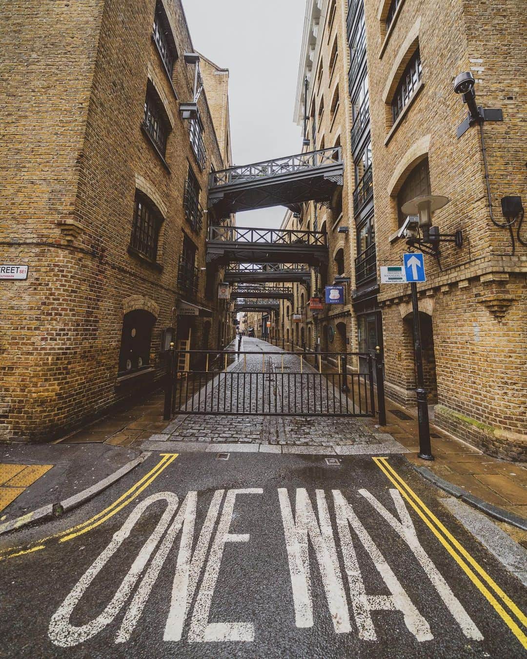 @LONDON | TAG #THISISLONDONさんのインスタグラム写真 - (@LONDON | TAG #THISISLONDONInstagram)「@MrLondon on #ShadThames... definitely one of my favourite streets in London... in the late 1800’s these bridges connected the old riverside buildings to the storehouses and mills, so clippers (small cargo ships) could unload their cargo such as spices, dried fruit, teas, coffee etc - this area was quite literally known as the ‘larder of London’. Over time to city moved to containers which were unloaded further east, so by the 1970’s this whole area transitioned to residential and now feature expensive apartments, cafes, bars and restaurants. But it’s still a treat to walk under these bridges and soak the history up! And it’s right next to Tower Bridge. So great location for this history trip. 👌🏼  ___________________________________________  #thisislondon #lovelondon #london #londra #londonlife #londres #uk #visitlondon #british #🇬🇧 #londonhistory #londonbridge」2月8日 3時57分 - london