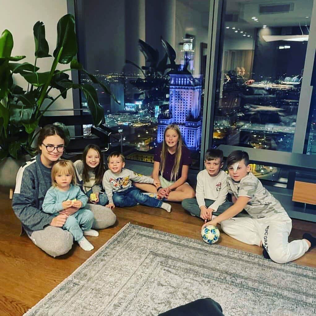 アルトゥール・ボルツのインスタグラム：「Young blood ❤️.  @mannei_is_her_name  @my_little_world__  @anula_b  @permanent_lashes_by_annabiadun  #family #familytime #boruc  @ds.detailing 💪🏼」
