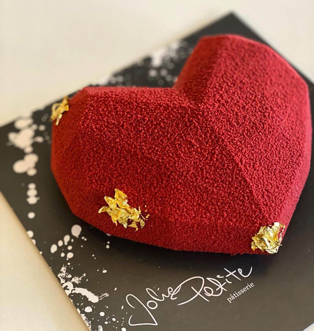 リュプカ・ゴイッチのインスタグラム：「Ovaj mjesec dijelimo ljubav… i slastice! 🥰🥥🍓  Odlučili smo vam malo uljepšati ovaj period i za Valentinovo nekome  od vas pokloniti našu #❤️ tortu.    Sve što trebate je  ✨pratiti @joliepetitepatisserie  ✨te u komentarima označiti najslađu ili najslađe osobe s kojima bi podijelili ovu tortu.   A kako svi živimo za male znakove pažnje, neki i za male torte,  možete im napisati i zašto baš s njima želite provesti ovo Valentinovo!   Pobjednka #giveawaya ćemo proglasiti 12.2. na našem story- u,  a tortu vam šaljemo na adresu 13.2. da stignete sve pripremiti za vaš savršen date night in!  Sretno❣️」