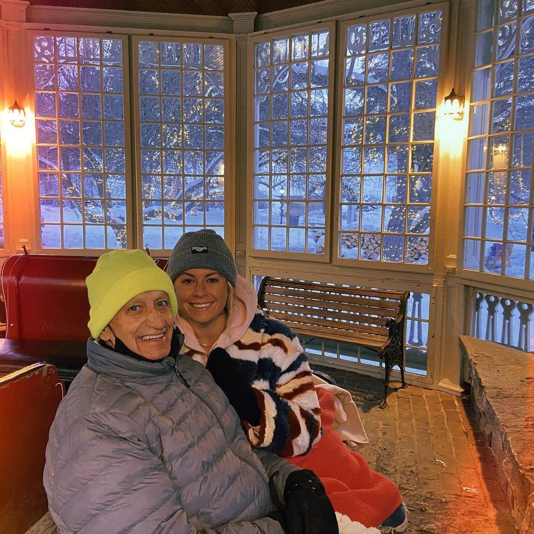 エリザベス・バイゼルのインスタグラム：「Weekend getaway ❄️💙」