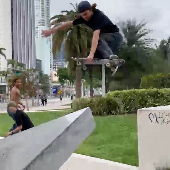 のインスタグラム：「@coldchapman in Miami 🌴  Filmed by @pabstbluerobin  #Lakai #TheShoesWeSkate」