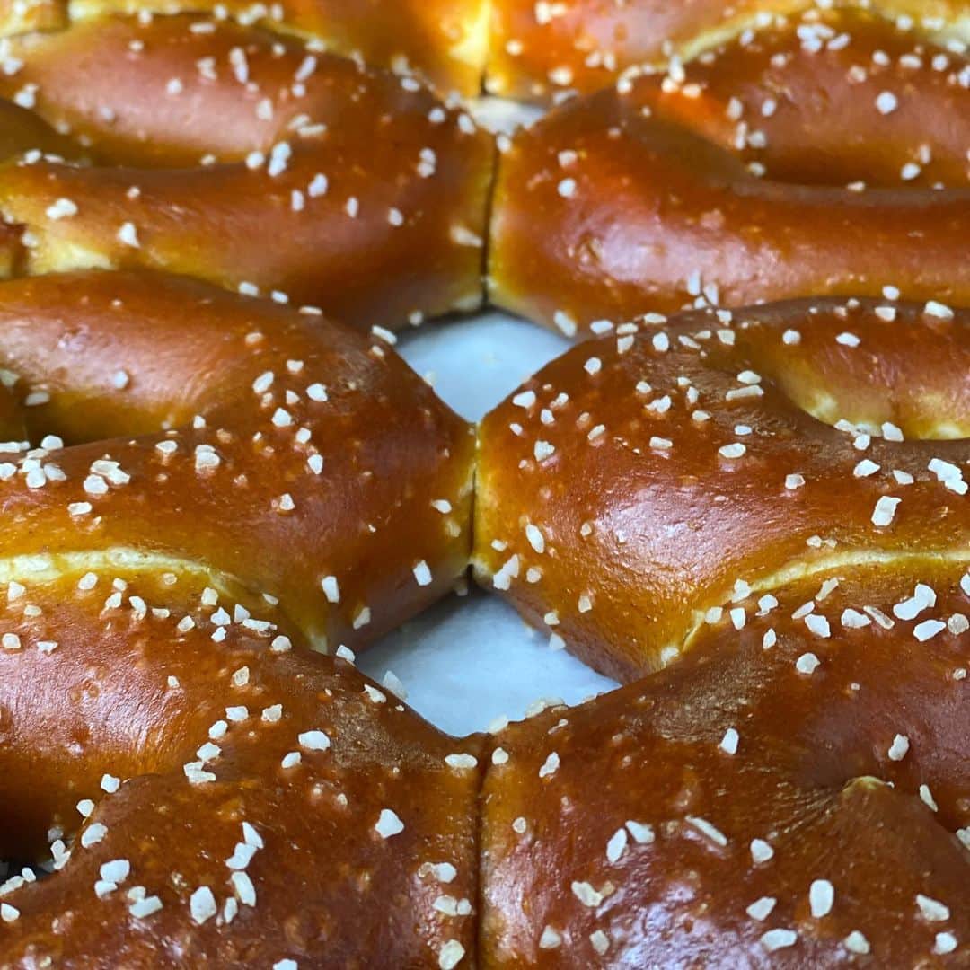 アダム・シャピロのインスタグラム：「Connection in an isolated age. @shappypretzel」