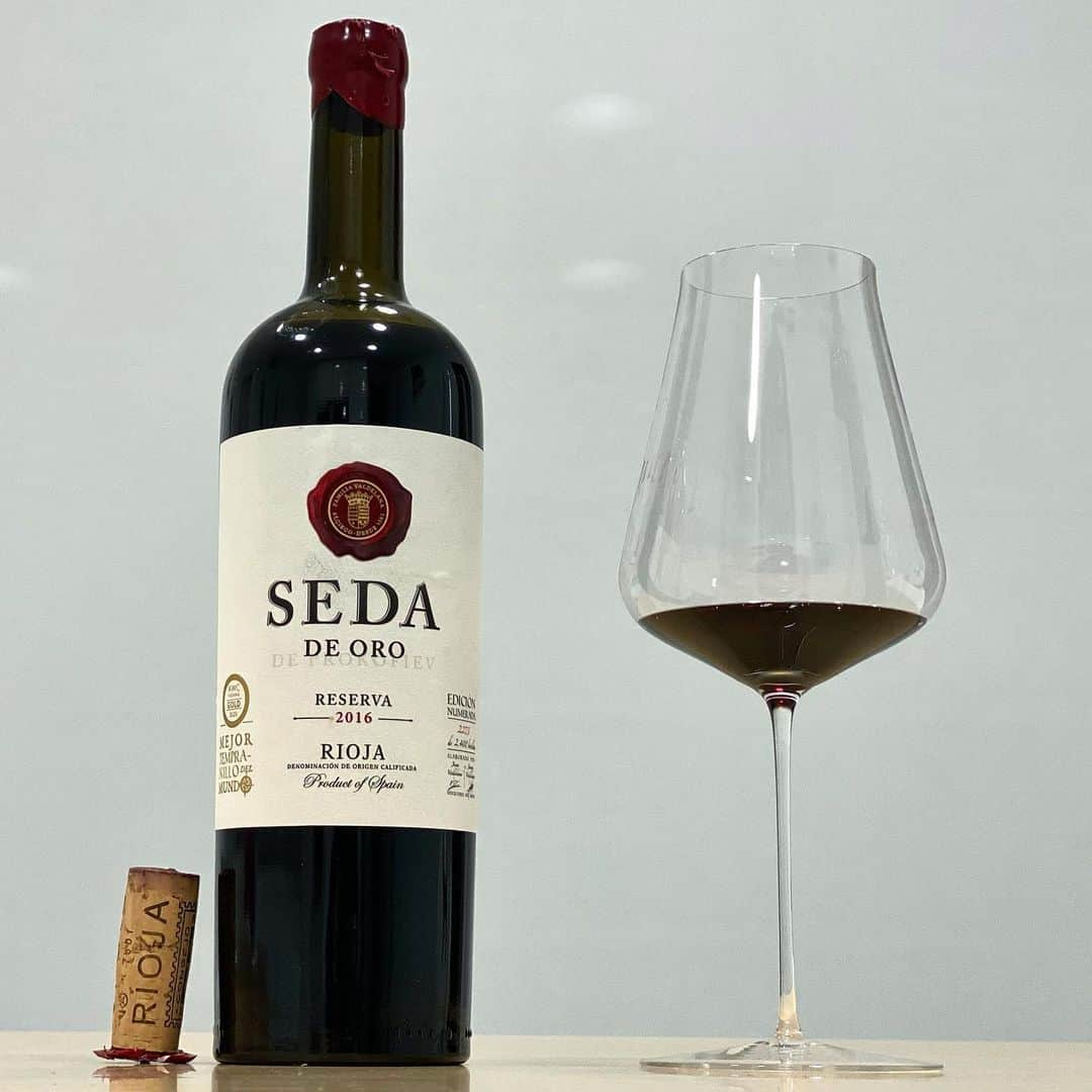 エンリケ・ソラ・クレメンテさんのインスタグラム写真 - (エンリケ・ソラ・クレメンテInstagram)「Seda de Oro Reserva 2016, Bodegas Valdelana. DOCa Rioja. 100 % Tempranillo procedente de los viñedos más viejos de la familia que sobrevivieron a la filoxera y con una crianza en barrica de roble francés durante 24 meses y reposo en botella durante 18 meses. La Familia Valdelana lleva 14 generaciones elaborando vino en el mismo lugar. Ubicada en Elciego, desde 1583 la historia de su bodega es sinónimo de la historia de su familia.  La Bodega está construida sobre seis calados subterráneos de piedra de sillería que datan de los siglos XV y XVI. En ellos, alberga su Museo Etnográfico que contiene restos de todas las culturas y civilizaciones que han precedido y que han habitado Rioja Alavesa. Poseen 100 hectáreas de viñedo. Sus diferentes variedades de uva son la Tempranillo, la Garnacha, el Mazuelo, el Graciano, la Malvasía y la Viura. La Familia Valdelana elabora vinos para gente con sensibilidad, personas que puedan percibir y apreciar el trabajo y la pasión que hay dentro de una botella. En cada trago pretenden seducir en el retrogusto, parte más importante de la memoria siendo éste el que abraza al resto de los sentidos. Seda de Oro Reserva 2016, elaborado por Juan Valdelana, ha sido nombrado mejor Tempranillo del Mundo 2020 en su categoría por el prestigioso concurso internacional AWC Vienna en el que han participado 11.232 vinos en catas a ciegas provenientes de 1.510 productores de 41 países diferentes. Un vino con historia, origen y tradición. Pasado presente y futuro. Botella Nº 2273 de 2400.  Degustado en CYNA Bordeaux “Collection PALACE”. Salud gente! Y que sigáis disfrutando del vino! • • • • • #vino #vin #vinho #вино #ワイン #紅酒 #wein #champagne #winelover #wineinfluencer #winetime #winecellar #wineporn #instawine #winetasting #sommelier #champagnelover #somm #valdelana #sedadeororeserva2016 #bodegasvaldelana #mejortempranillodelmundo #maisoncyna #rioja #riojawine #elciego」2月8日 4時18分 - kike_sola