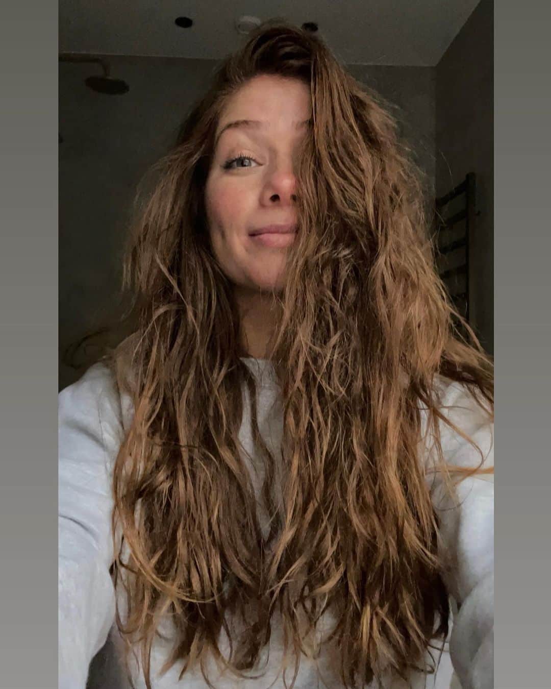 のインスタグラム：「Well hey there Hagrid 👋🏼  Long walks leave me windswept, windburnt, cold, red nosed and looking as glamorous as ever... I’m such a catch 😏  #hagrid #hellohagrid #scruffy #scruffyhair #windswept #windswepthair #windburn #cold #rednose #longwalk #coldlongwalk #glamorous #fit #dimples #alwaysstylish #perfectlyimperfect」