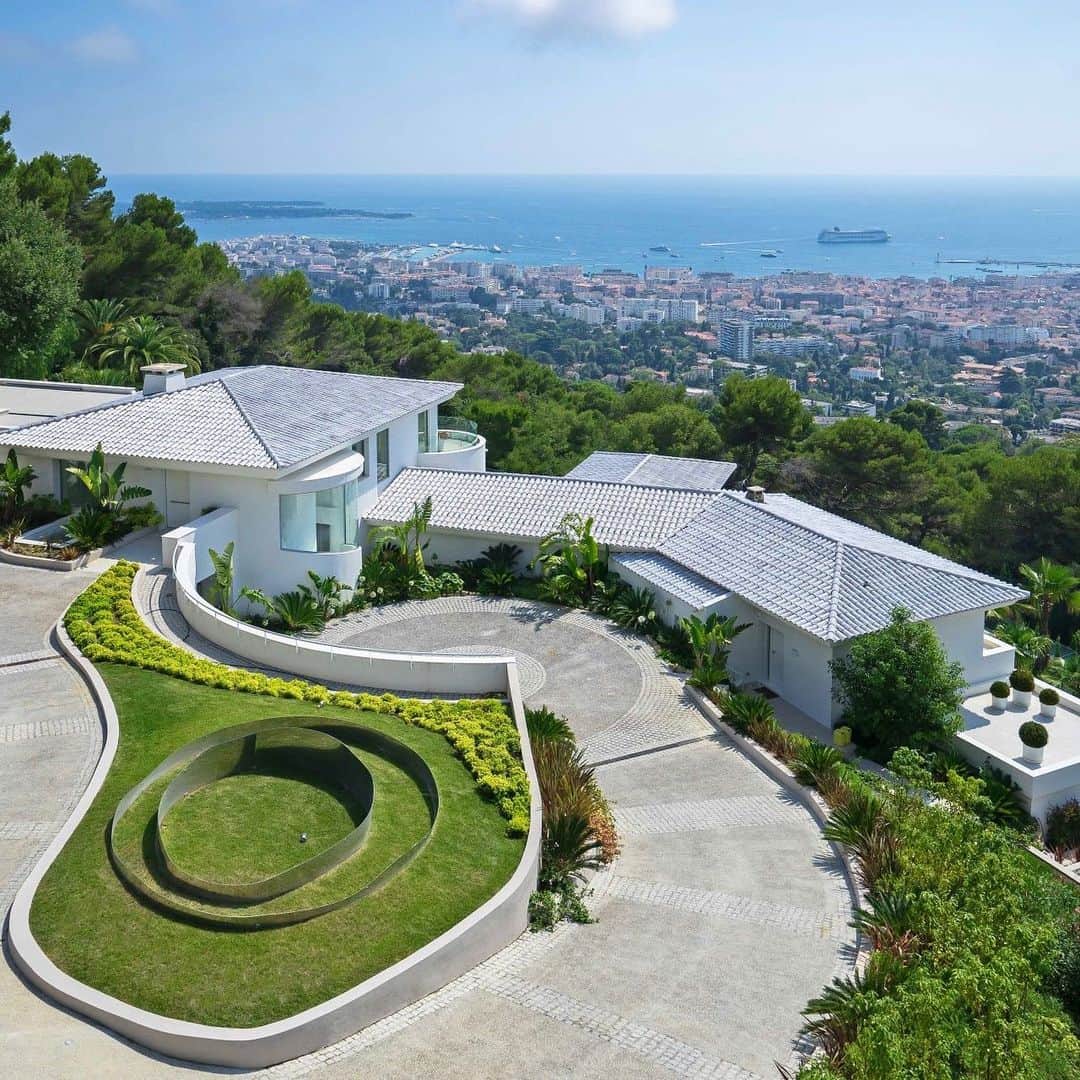 クリスティーズのインスタグラム：「Located on a hillside in Cannes, France with panoramic views of the sea, this renovated home includes a stunning swimming pool, a tennis court, and an eight-car garage.⠀ .⠀ Via @christiesrealestate  Represented by @michael_zingraf_real_estate⠀ .⠀ #houseoftheday #luxurydefined #Christies #ChristiesHomes #Luxury #LuxuryRealEstate # #Architecture」