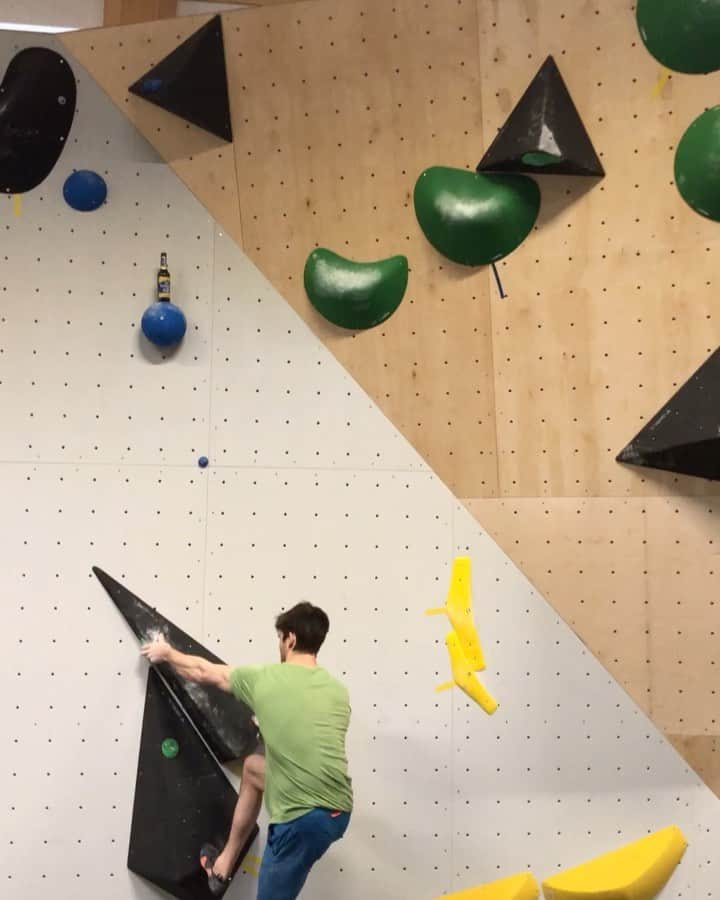 ヤン・ホイヤーのインスタグラム：「#Anzeige Today I had my first boulder session at the new @chimpanzodrome 😍 @krombacher  #nullkommanull  #sportmachtdurst  #erfolgsdurst」