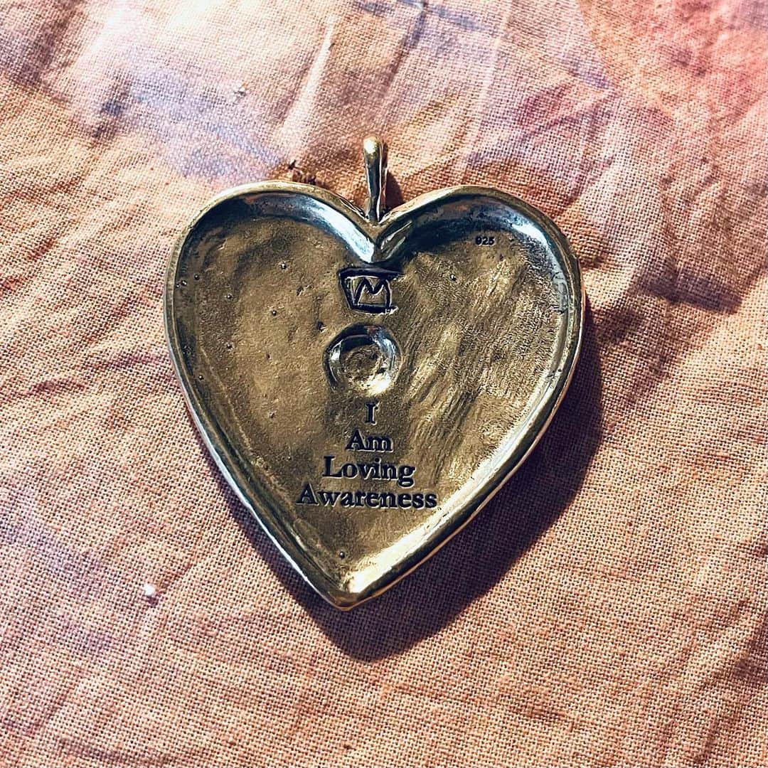 キャサリン ミッシェルさんのインスタグラム写真 - (キャサリン ミッシェルInstagram)「A Very Big Heart . New work. I Am Loving Awareness 🦋🙌 #jewelryasmedecinecm #cuore #coeur #heart #frommyheart #frommyhearttoyours #artisan #loving #iam #divineorder #awareness」2月8日 4時29分 - catherinemichiels