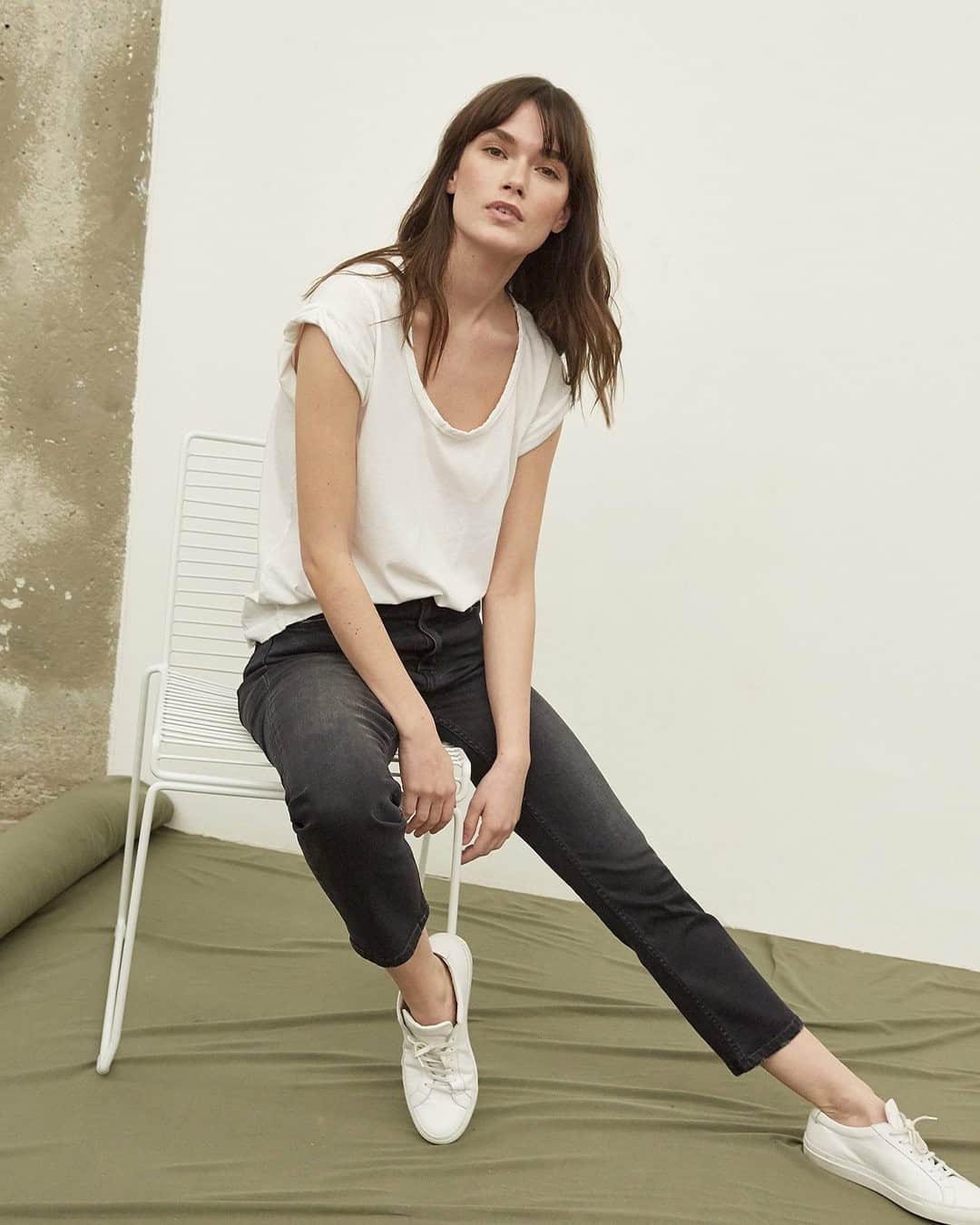 カレントエリオットのインスタグラム：「the original cigarette jean sits comfortable at the waist, thanks to a contoured two-piece waistband, and features a straight leg silhouette for a casual-cool fit / shop the #ceoriginal via the link in our bio」