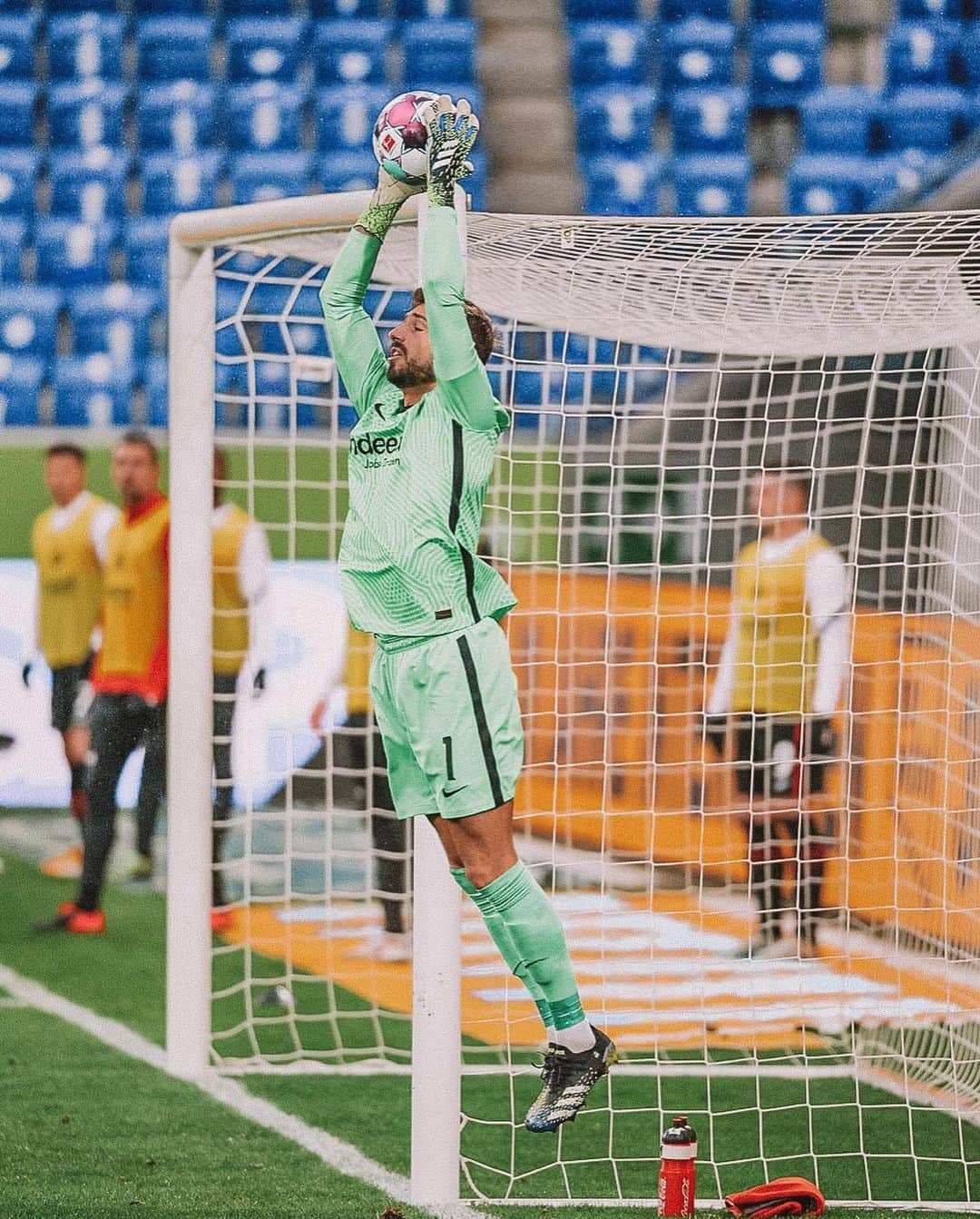 ケヴィン・トラップさんのインスタグラム写真 - (ケヴィン・トラップInstagram)「+3 ☑️ Will power, determination and hunger for more!! Let‘s go 🦅💥  #Frankfurt #SGE #Team」2月8日 4時33分 - kevintrapp