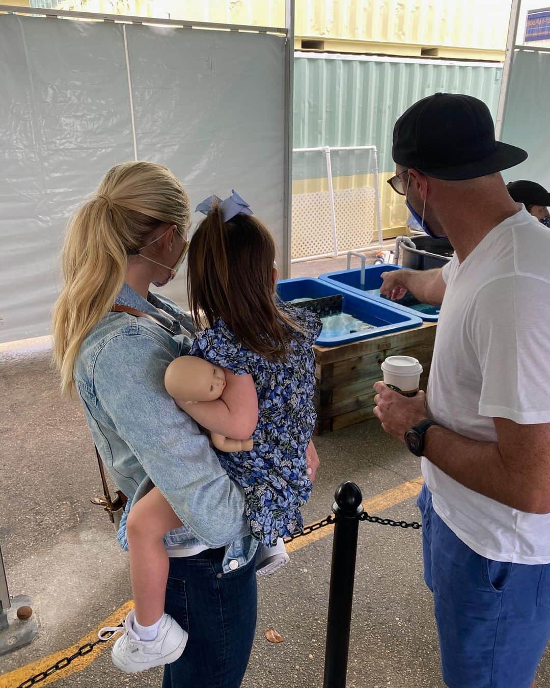 ケイト・アプトンのインスタグラム：「Family time at the aquarium 🐢❤️」