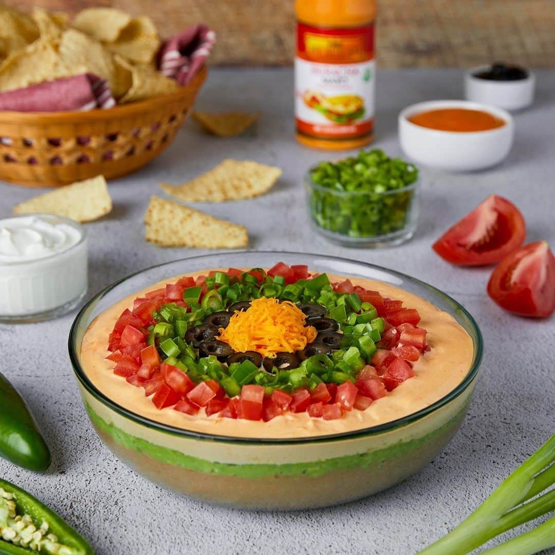 Lee Kum Kee USA（李錦記）さんのインスタグラム写真 - (Lee Kum Kee USA（李錦記）Instagram)「You can’t watch the big game without appetizers! Get to dippin’ with our Sriracha Mayo 7 Layer Dip 🏈」2月8日 4時47分 - leekumkeeusa