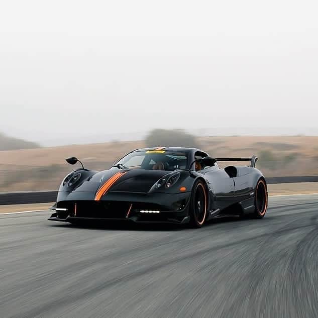 パガーニ・アウトモビリのインスタグラム：「Two of the finest examples of Pagani's made-to-measure Hypercars featuring Top Gear America's Future Classic!   On the one hand, the Pagani Huayra BC in Verde Eden with exquisite orange accents tested by Motortrend; a powerful beast with 764 hp packed in just 1,218 kilos (2,685 lb) for the purest performing experience.   On the other, the Pagani Huayra Roadster in Rosso Vignola, a magnificent specimen of the hypercar inspired by the most rigorous research for beauty and lightness, led to making the first roadster lighter than its coupé variant. 764 hp packed in 1,280 kg (2,822 lb), a beastly yet charming beauty.  Stream the new episode of Top Gear America's Future Classics on the @MotorTrendApp!⁠⁠  @jethrobovingdon  ⁠⁠ #pagani #paganiautomobili #huayra #huayrabc #huayraroadster #TopGearAmerica #MotorTrend」