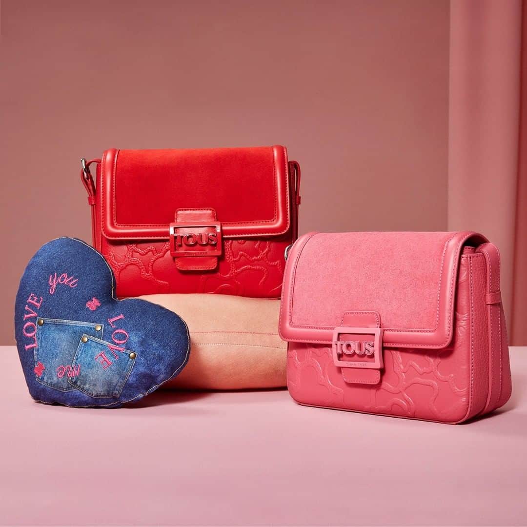 トウスのインスタグラム：「The kind of love that makes you smile deserves a pop of colour. / El amor que te hace sonreír merece un toque de color. #ColorsOfLove #TOUSJewelry #TOUSLovers」
