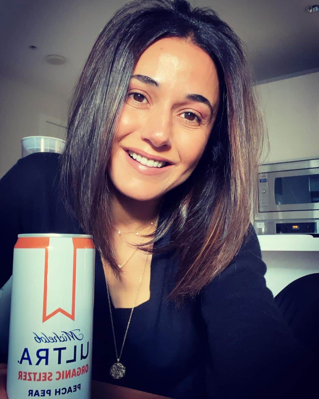 エマニュエル・シュリーキーのインスタグラム：「Game day ready!! In my cozies ✅ Yummy organic and healthy snacks✅ #UltraOrganicSeltzer ✅ Swipe to the next screen for another reason I am thrilled to be an #ULTRAAmbassador #AsRealAsItTastes  @michelobultra @green4ema #greeninitiatives 👌🏽」
