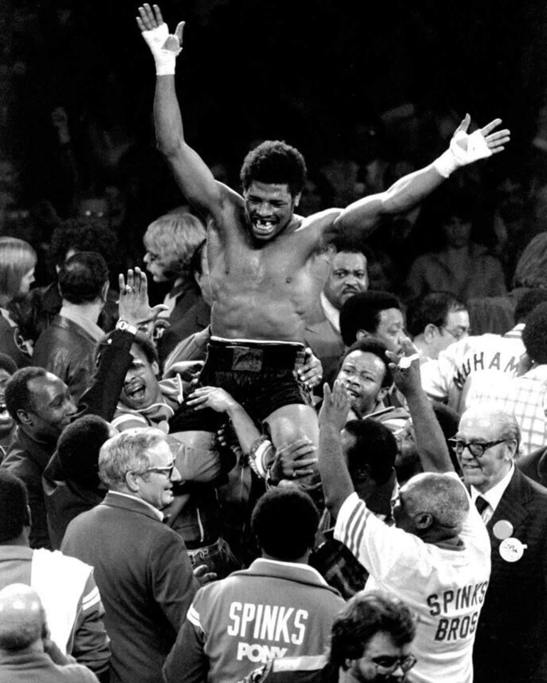 LL・クール・Jのインスタグラム：「Rest in power Champ. #leonspinks 🙏🏾🥇」