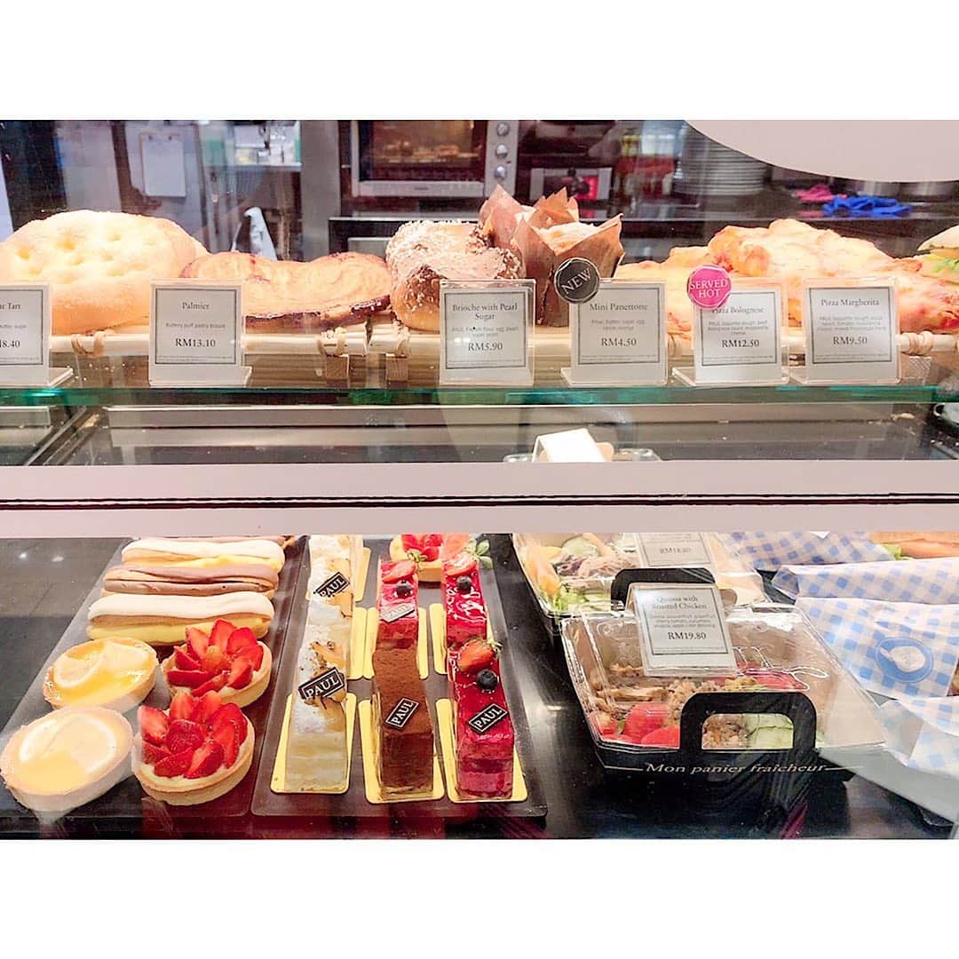 sunaさんのインスタグラム写真 - (sunaInstagram)「. 可愛いカフェ☕️🍰ケーキとパンとサンドイッチが販売されてた。この日食べたのは定番のイチゴタルト✨幸せだった〜。  This cafe sells sandwiches, cakes and bread. And I choose strawberry tart this day. .  #tabijyomap_japan#タビジョ #ハヤリタビ#funtotrip#旅工房  #旅#旅ジェニック #タビジョと繋がりたい #おうちで旅行気分#tabippo#旅工房#tabichill#ここにitta#タビジェニ #海外旅行#海外旅行好きと繋がりたい#女子旅#anaタビキブン #knt感旅#クアラルンプール#travel_channel#travelphotography#旅行好きな人と繋がりたい #海外旅行好きな人と繋がりたい#joytb#rakutentravel#私と世界遺産#海外旅行のstw#malaysia」2月8日 5時20分 - sofia_muslimjapan