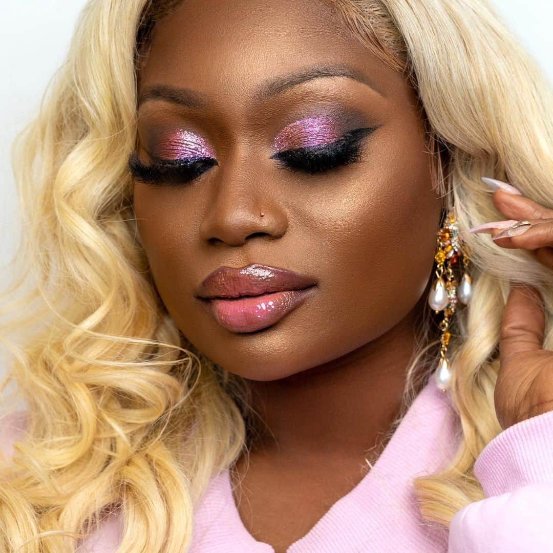 Motives Cosmeticsのインスタグラム：「Coming in hot with the V-day makeup inspo💋Add that perfect pop of color on the eyes and beautiful gloss on the lips with the @thalia X Motives BESOS Palette like @makeupbyolabisi 🖤  🖤 Eyes + Lips: @thalia X Motives BESOS Palette 🖤 Face: Flawless Face Stick Foundation in Truffle (foundation), Espresso (contour) and Brûlée (concealer)  🖤 10 Years Younger Setting Spray    Tap the image or visit motivescosmetics.com to shop her look ✨」