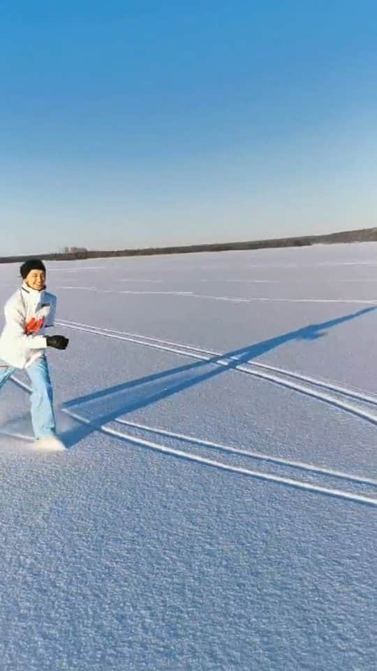 アンネ・リネ・ヤシェムのインスタグラム：「Days like this ⛸❄   #skatingoutside @lukas_helgesson」
