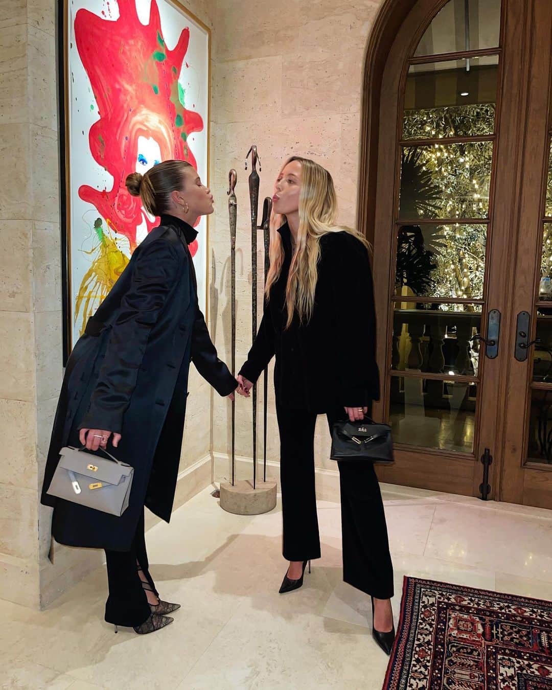 ソフィア・リッチーのインスタグラム：「Twin flame 🖤 @tkempss」