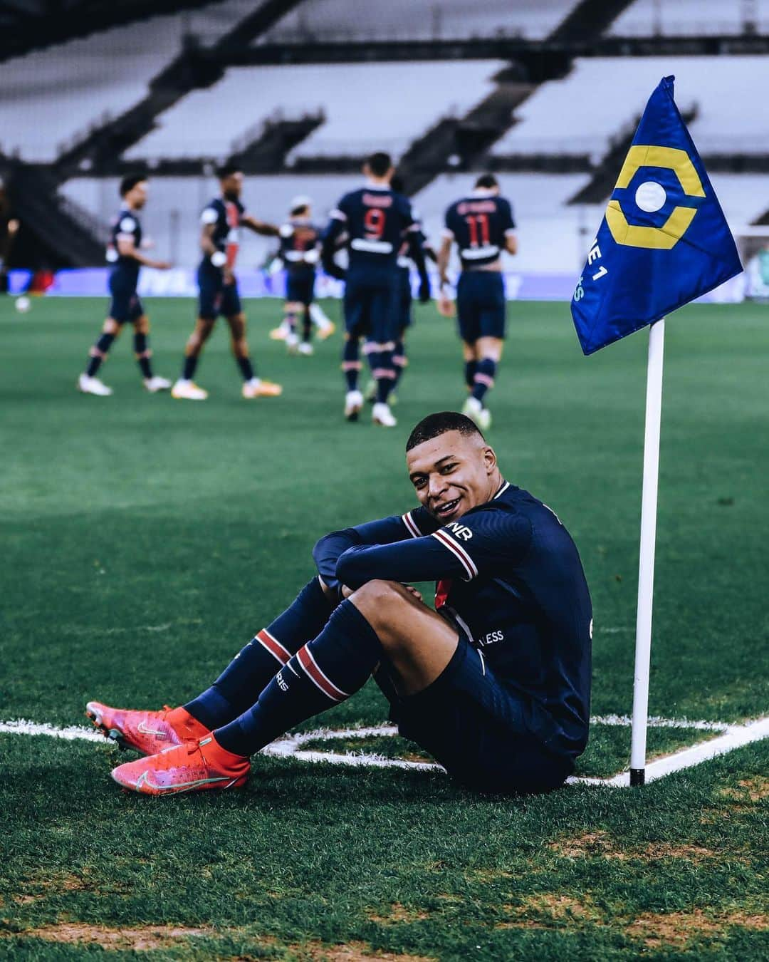 リーグ・アンさんのインスタグラム写真 - (リーグ・アンInstagram)「👀 @k.mbappe 😀 ! . #OMPSG #Paris #PSG」2月8日 5時25分 - ligue1ubereats