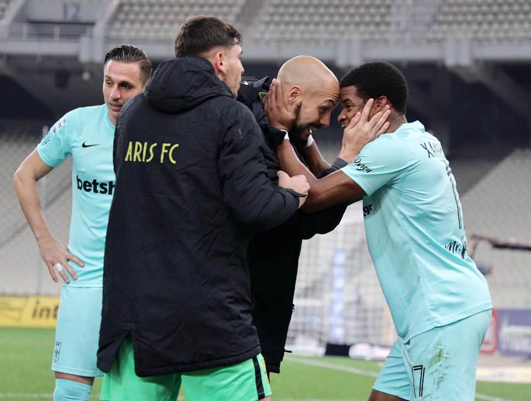 ヨアン・ベナルアンのインスタグラム：「So much love for you my brother @xande_silva45 ❤️⚽️ 🦁🐾🐾 +3 points ✅ #arisfamily」