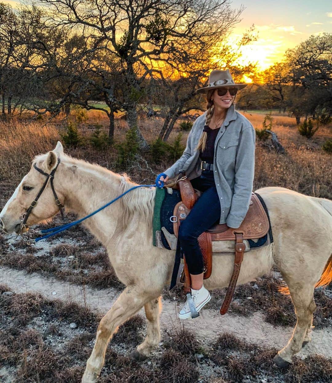 ヴァレンティン・トーマスさんのインスタグラム写真 - (ヴァレンティン・トーマスInstagram)「Texas, I’ve been looking for you for a very long time 🧡 ⠀ I’ve been trying the ranch life this past week and Camp Blanco by @lodgewell was just the perfect place to do so and make me fall in love with this beautiful state 🥰」2月8日 5時45分 - valentinethomas