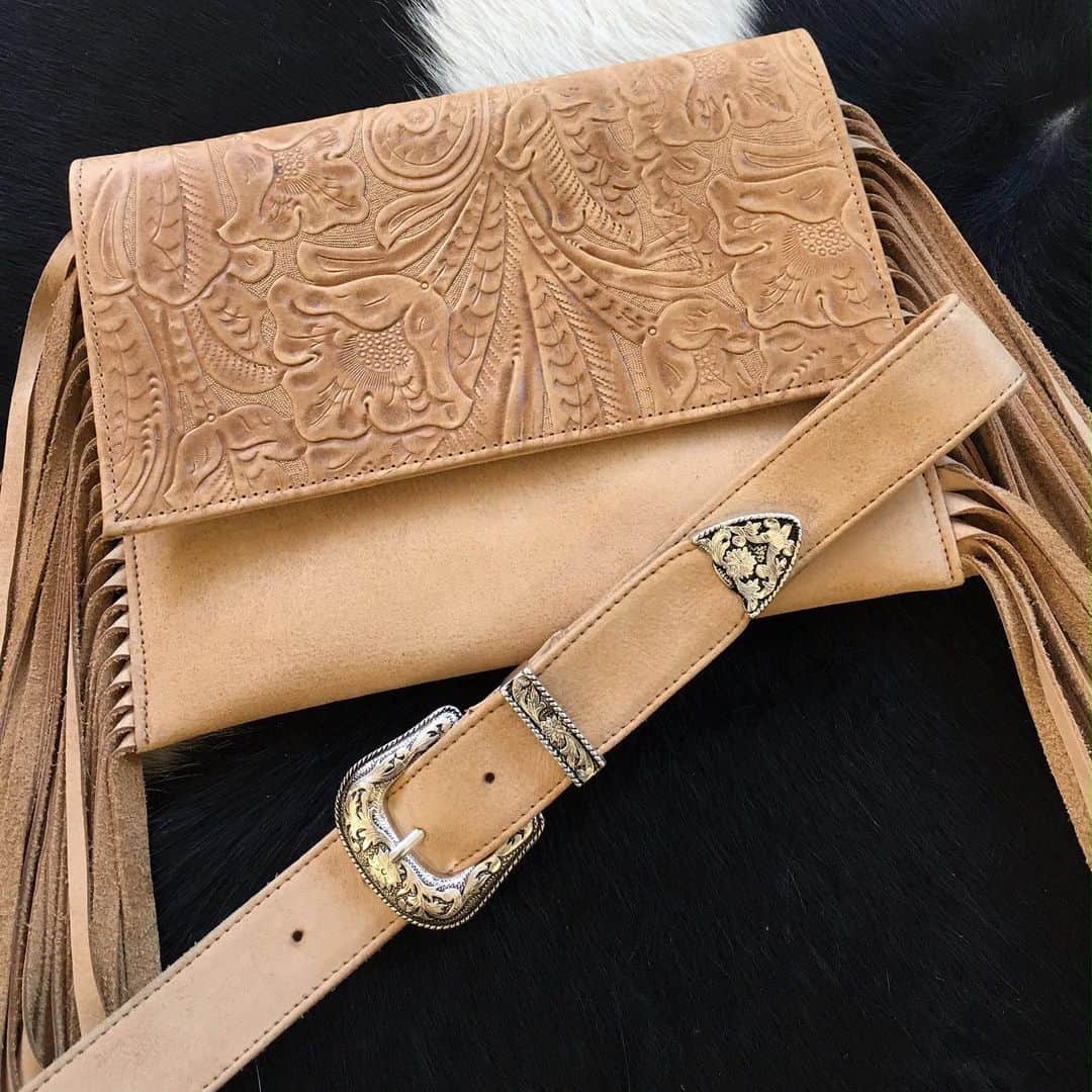 のインスタグラム：「We are always down for a good floral 🌼 the Bloom Belt and Roxie Convertible Clutch in Tan Floral Leather are a match made in heaven 🌼」
