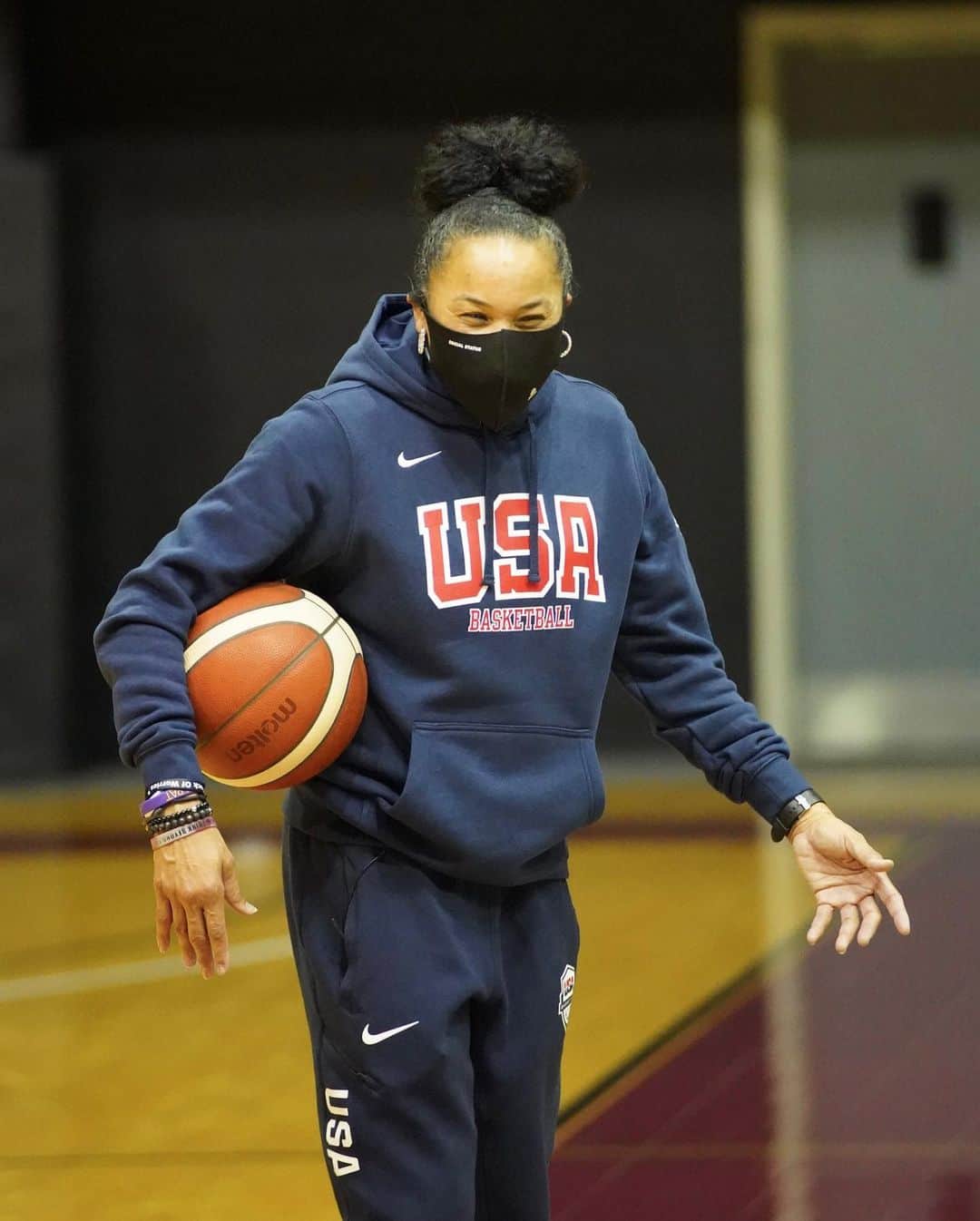 USA Basketballさんのインスタグラム写真 - (USA BasketballInstagram)「We really have the best on our sideline  🎙 Coach @staley05 Mic’d Up 🔊」2月8日 5時43分 - usabasketball
