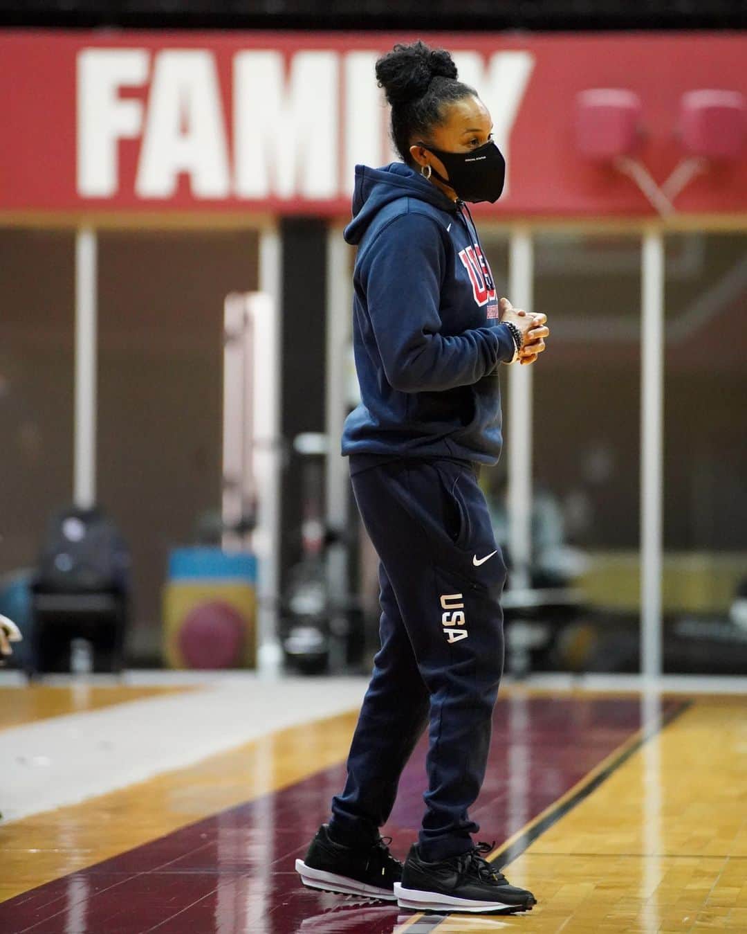 USA Basketballさんのインスタグラム写真 - (USA BasketballInstagram)「We really have the best on our sideline  🎙 Coach @staley05 Mic’d Up 🔊」2月8日 5時43分 - usabasketball