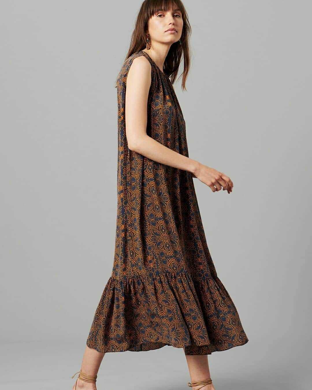 ミーガンパークのインスタグラム：「Walking into a new week // the Ishra Beaded has been a favourite piece among our customers and staff. Crafted from a sumptuous silk with a striking in house print of copper motifs on an Ink background, intricately embellished with subtle seed bead embroidery on the bodice and around the sleeves. The perfect day or evening piece for a special event or celebration. On sale now! x」