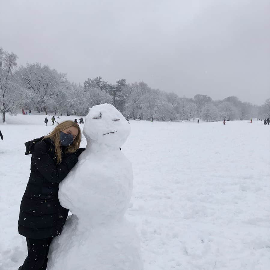 エリザベス・ライルのインスタグラム：「I did not build this snowman, clearly just desperate for affection」