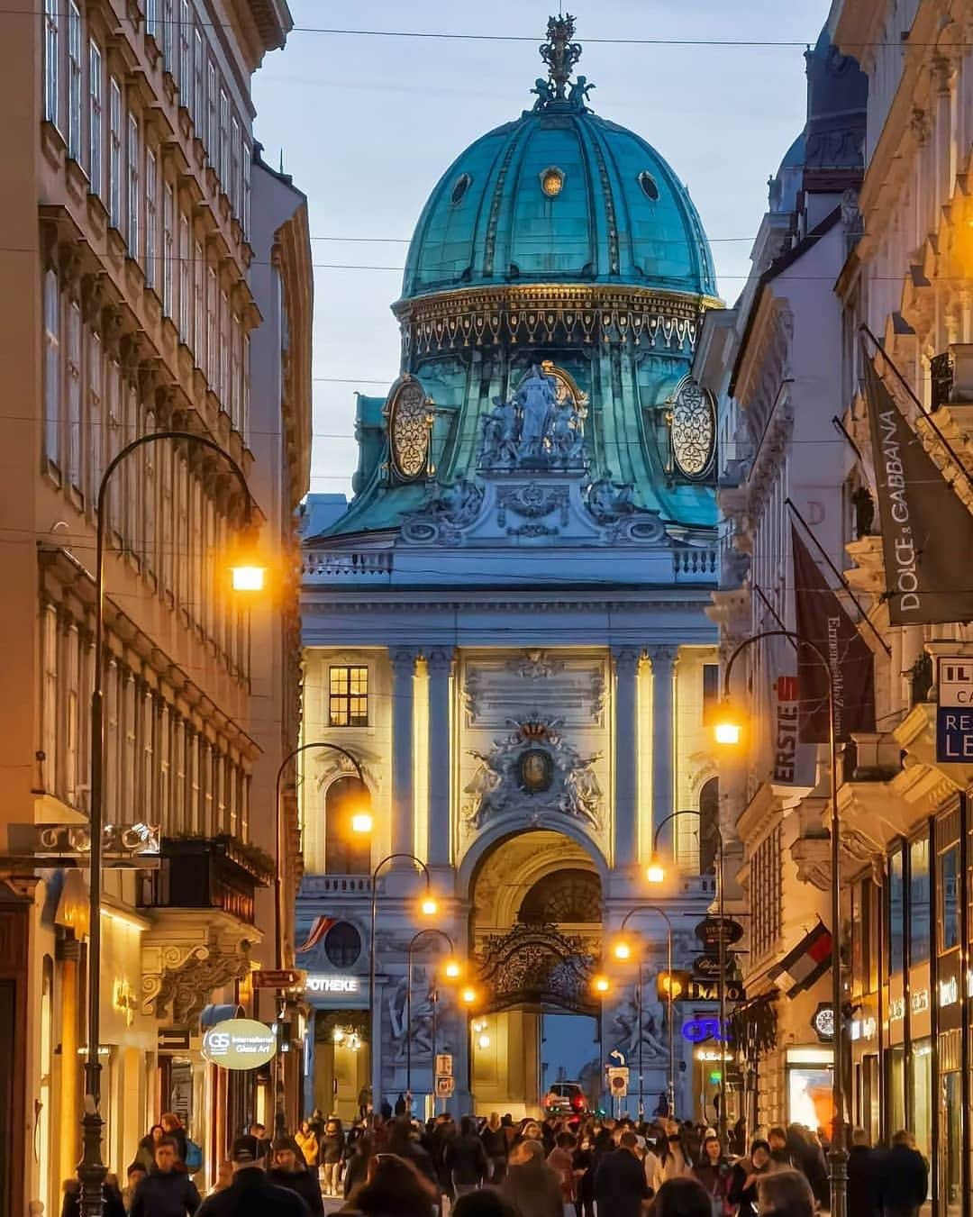 Wien | Viennaさんのインスタグラム写真 - (Wien | ViennaInstagram)「The Michaelergate of Hofburg Palace at Night. We hope you had a lovely Weekend.✨by @vienna_alexxandra #ViennaWaitsForYou」2月8日 5時47分 - viennatouristboard