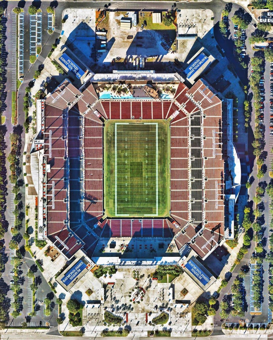 Daily Overviewさんのインスタグラム写真 - (Daily OverviewInstagram)「Raymond James Stadium in Tampa, Florida, is the home of the Tampa Bay Buccaneers and the setting for Super Bowl LV, the annual championship game of the National Football League (NFL). The Buccaneers will be the first team to play a Super Bowl in their home stadium as they face off against the Kansas City Chiefs, last year’s champions. Kickoff is at 6:30 pm EST — will you be watching tonight? — Created by @overview Source imagery: @nearmap」2月8日 5時49分 - dailyoverview