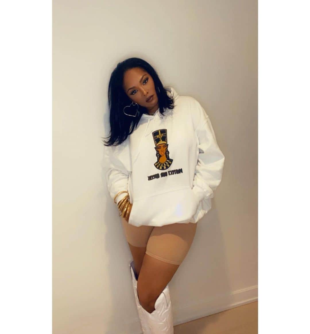 キーシャ・エップスのインスタグラム：「The last photo my 16 year old daughter will flip😍 This is her everyday usu-al  how she rocks her hoodies.  Ms.K-Mae needs to  create her own line the way she wears hoodies. No seriously. If hoodie Queen had a photo, it would be her face😂🙄😩  #HoodieAndBoots  @djkayslay is where you can get this hoodie👑」