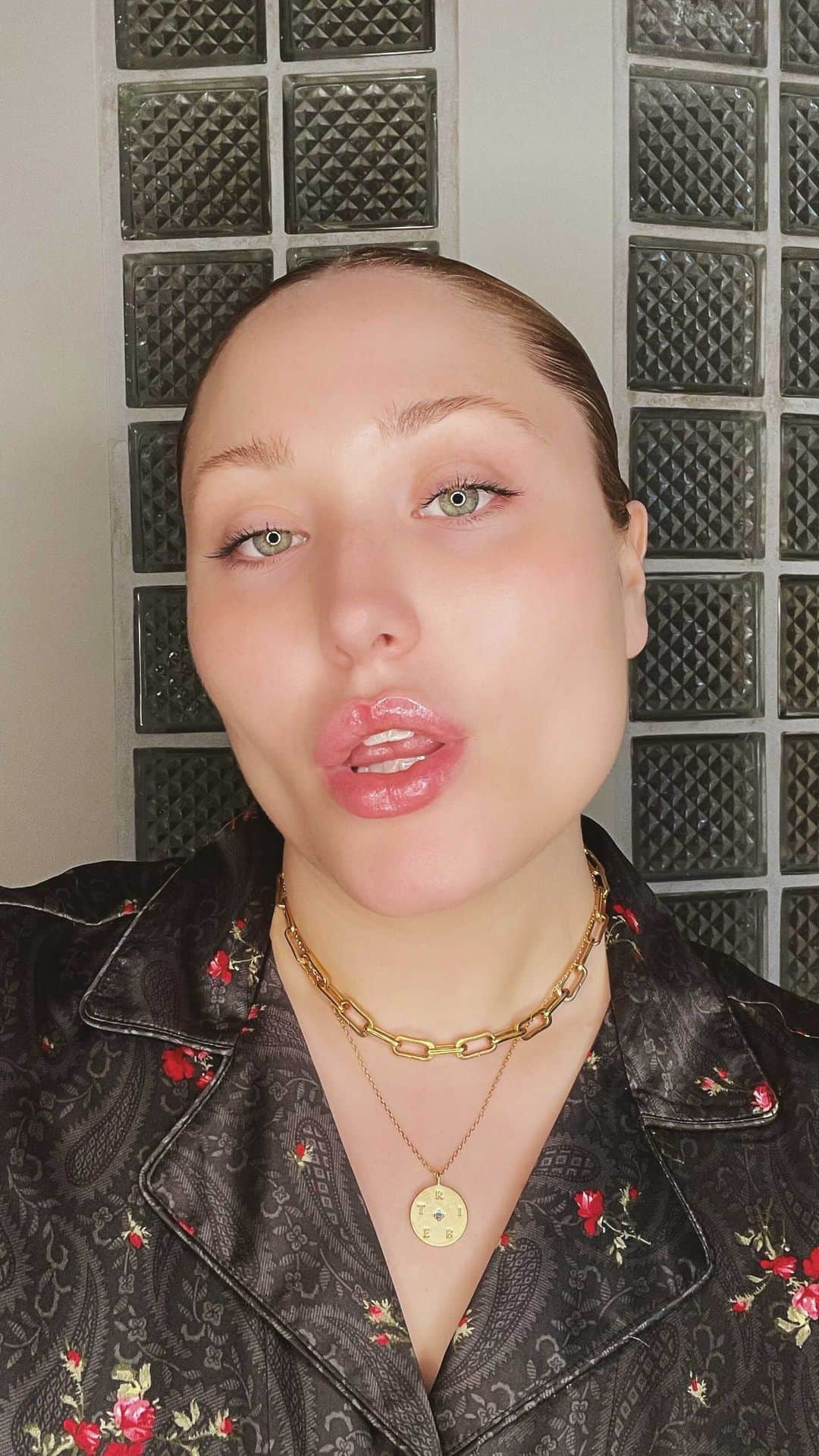 ヘイリー・ハッセルホフのインスタグラム：「With anxiousness on the rise, our self care routine must be on our everyday to do list. We need to remember that being kind to ourselves involves taking care and treating our bodies at the end of each day.   I have run through three of my favorite products to put on in the evening:   Elizabeth Arden Ceramide Micro Capsule  @elizabetharden  Skin Replenshing Essence   Guerlain Abeille Royale  @guerlain  Youth Watery Oil   Chanel Le Lift  @chanel.beauty  Evening Sleep Mask   Enjoy finding out what your routine looks like for you. Don’t feel pressure to be perfect, listen to your instincts, needs and what will to allow you to unwind and relax from your day.   x x」