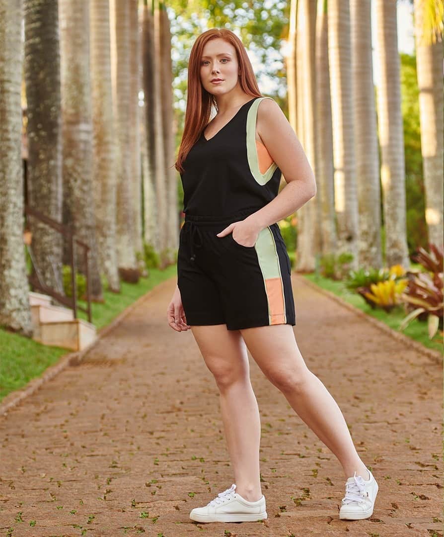 DECÊNCIAのインスタグラム：「À procura de um look confortável e cheio de personalidade para o final de semana? Aposte no conjunto de short com detalhes em color block! #conjunto #modaplussize #roupasfemininas #plussize #plussizeonline」