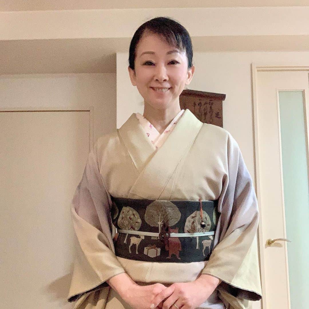 南かおりのインスタグラム：「今日の4時起きを30分早めても（笑）着たいというこの気持ちは大切にしたい私✨✨  え？着物ですよ（笑）とにかくさ、こないだ買ったこの半幅締めたかったんだよ♫全体的にグダグダやし顔眠いけどね🥱テーマは森の音楽会だよ。 今日はハピプラ！生放送あとに天河大弁財天社さんにご挨拶にいくからね❤️」