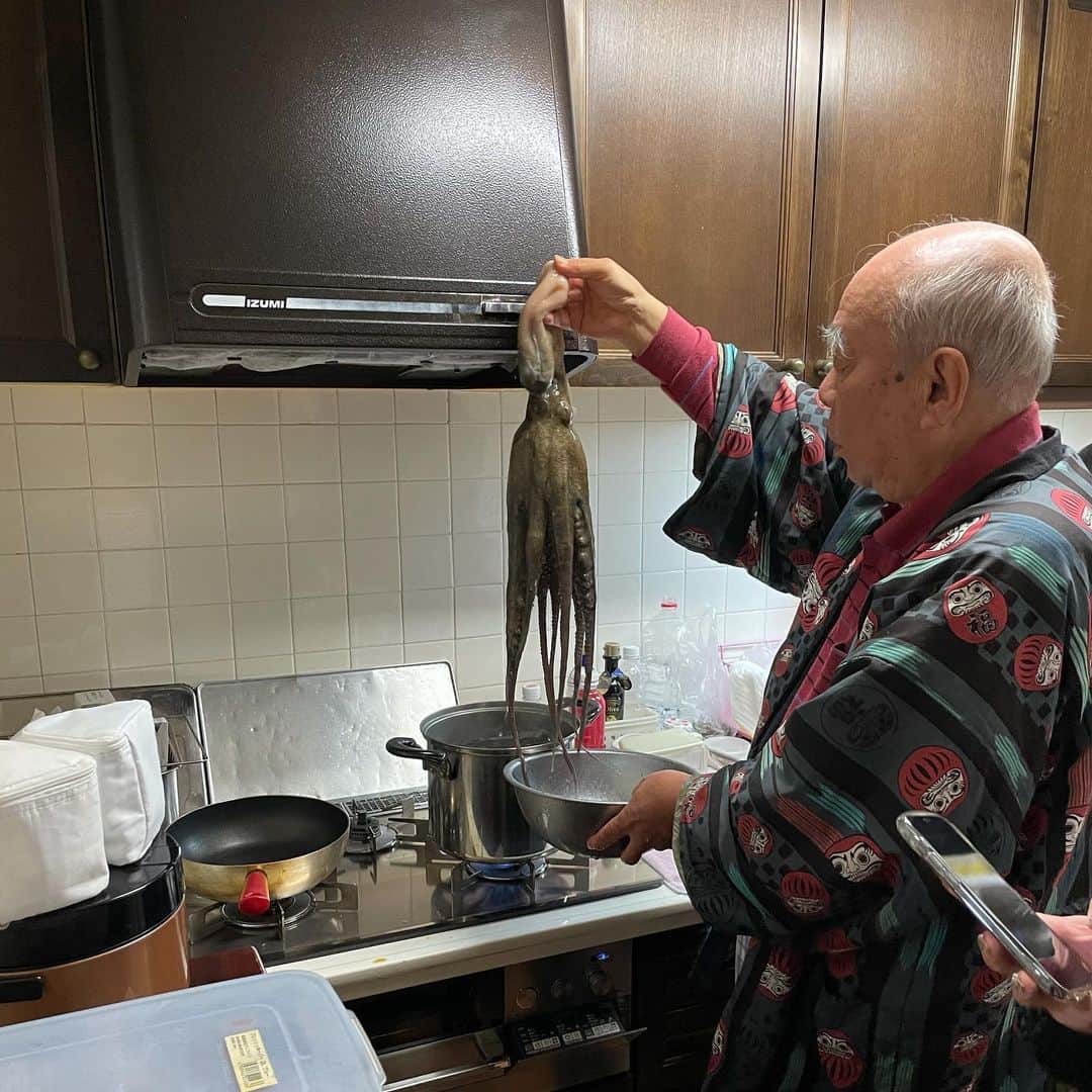 たまたまこさんのインスタグラム写真 - (たまたまこInstagram)「先日さかな村で買った海鮮はジージとバーバによって調理され美味しくいただきました🥳🥳 ジージ曰く生牡蠣にケチャップを付けるのはフランス流の食べ方らしいwww」2月8日 6時23分 - tamarikomari
