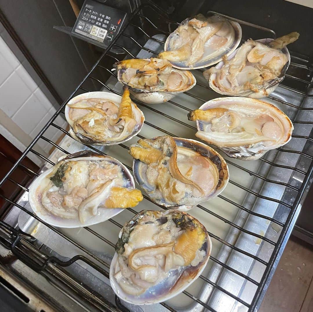 たまたまこさんのインスタグラム写真 - (たまたまこInstagram)「先日さかな村で買った海鮮はジージとバーバによって調理され美味しくいただきました🥳🥳 ジージ曰く生牡蠣にケチャップを付けるのはフランス流の食べ方らしいwww」2月8日 6時23分 - tamarikomari