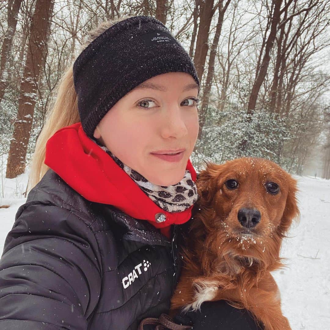 リーケ・ウェイファースのインスタグラム：「#GIVEAWAY 🎁👳🏼❄️🤍 Bing’s first footsteps in the snow! That was a fun run!💪🏼🐾 I love to capture, collect and share my special moments with you so here is my #snowfie (selfie in the snow🥶🤳🏼) of this first winter wonderland day! And because we all deserve some warmth during these times, I give away this nice and soft headband from @craftsportswearbnl to keep you warm!🔥  What you can do to win: 1. SHARE YOUR #snowfie MOMENT (with a warm wish to your followers) and TAG ME in your post so I can see and like it!😉👍🏼 2. FOLLOW @craftsportswearbnl  (and I defenitely recommend you have a look for the most amazing thermo (sport)clothing to keep you warm)  On wednesday I will choose a winner! ✨🔥😘  Have a nice week and keep your head up in this snowy storm!♥️  #sneeuw #snowfie #winterwonderland #beautiful #sunday #snowday #leave #footprints #whereveryougo #staywarm #with #craft #thermo #sportswear #headband #giveaway #warmth #love #haveaniceweek」