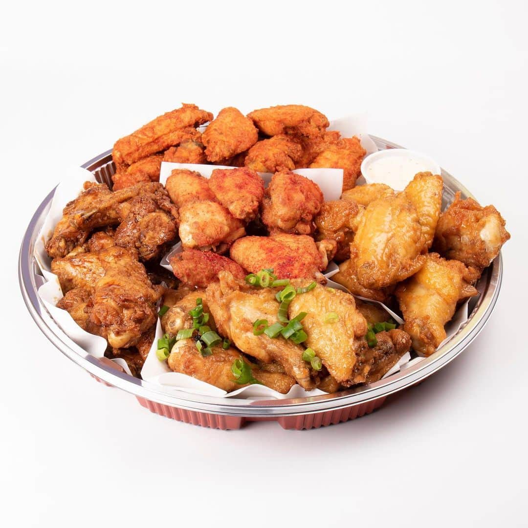 Zippy's Restaurantsのインスタグラム：「Down, set, hike! WingZ by Zippy’s is the go-to play for #gameday. Order WingZ thru @UberEats or @bitesquad now.」