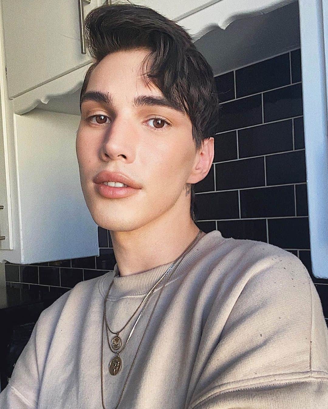 Anastasia Beverly Hillsさんのインスタグラム写真 - (Anastasia Beverly HillsInstagram)「Beautiful brows for everyone and anyone. 😊😊😊 @zacharyedward gets a naturally full brow look with our NEW #AnastasiaBeverlyHills 🥶 Brow Freeze 🥶 styling wax. You can use this crystal-clear wax to create your own custom look - from laminated to feathery to natural-but-tame. Its waterproof formula makes sure whatever look you opt for stays put.  #anastasiabeverlyhills #anastasiabrows #ABHIcedOut #browfreeze」2月8日 12時03分 - anastasiabeverlyhills