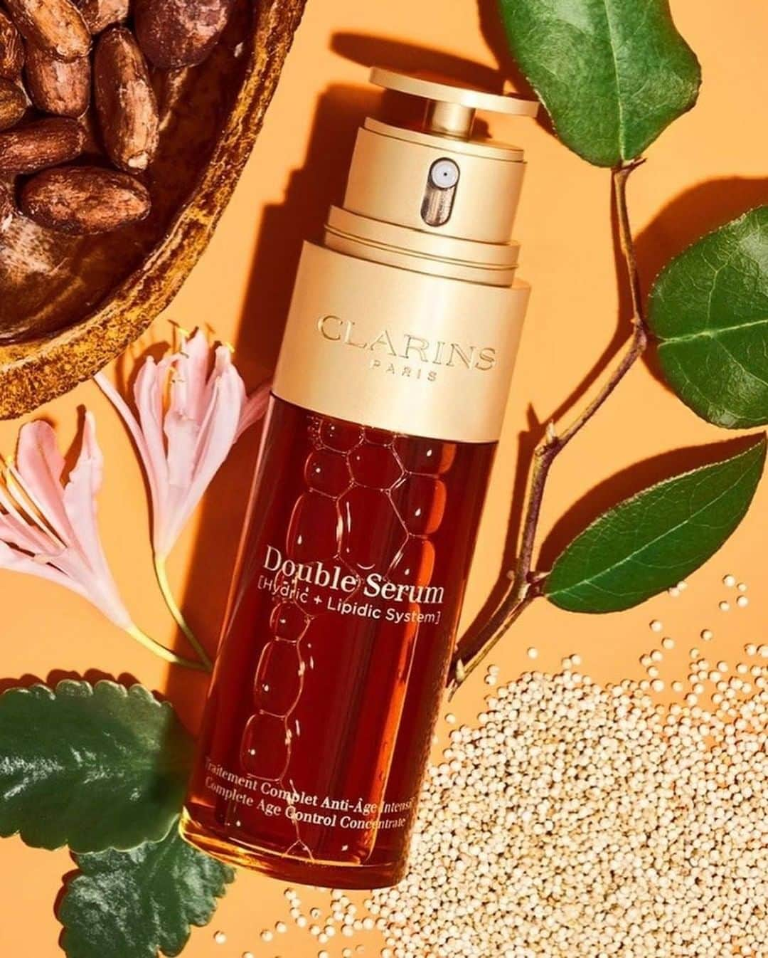 Clarins Méxicoさんのインスタグラム写真 - (Clarins MéxicoInstagram)「Cuéntanos, ¿qué es lo que más amas  de Double Serum? 💖 Es nuestro best seller pues en un solo paso reafirma, alisa, hidrata y da luminosidad a la piel. ✨ Además que combina los mejores ingredientes para que luzcas mejor que nunca. 😀 #ClarinsFact Puedes comenzar a usarlo desde los 25 años. . . . . #vivoclarins #doubleserum #doubleserumclarins #clarinscuidadeti #mequedoencasa #naturalskincare #skincare #beauty #natural #naturalbeauty #healthyskin #glowingskin #selfcare #organicbeauty #skincaretips #skincareproducts #beautycare #essentialoils #instabeauty」2月8日 12時05分 - clarinsmx