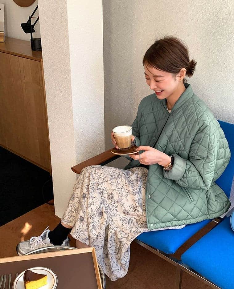 のインスタグラム：「🆕本日の新作5%OFF🆕 肌寒さが残った春先まで着られる可愛い 軽量キルティングアウターをご紹介します💖 ショートダウンタイプとロングコートタイプの 2種類でカラーもそれぞれ2色ずつございます❣️  詳細はサイトでチェックしてください💡  #イムブリー#IMVELY#ワンピース#大人カジュアル#大人可愛い#ootd#デイリー #カジュアルコーデ」
