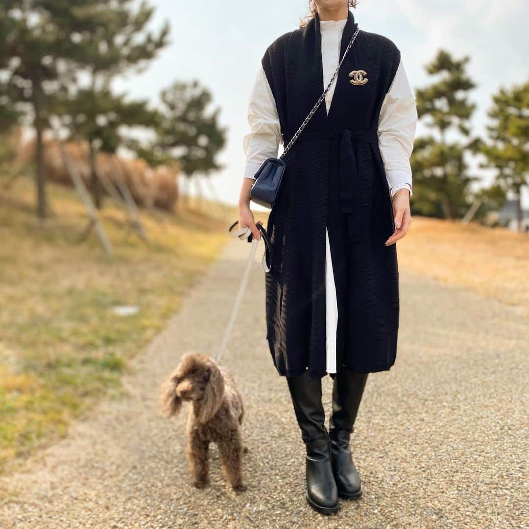 HandmadeLaboのインスタグラム：「春みたいに暖かかった週末…🍀 さっそく届いたばかりの シャツワンピース×ロングベストのセットアップを初おろし( ˘͈ ᵕ ˘͈ )  単品ずつ使えてコーデにも迷わない セットアップは　　@select.shop.jbg  のものです♩¨̮⑅*♡  op  #selectshopjbg    #ponte_fashion #ママコーデ #mineby3mootd#mamagirl #プチプラファッション#アラフォーコーデ#白シャツコーデ#春コーデ#シンプルコーデ#ニットコーデ#セットアップ#シャツワンピース#ニットカーディガン#ロングベスト」