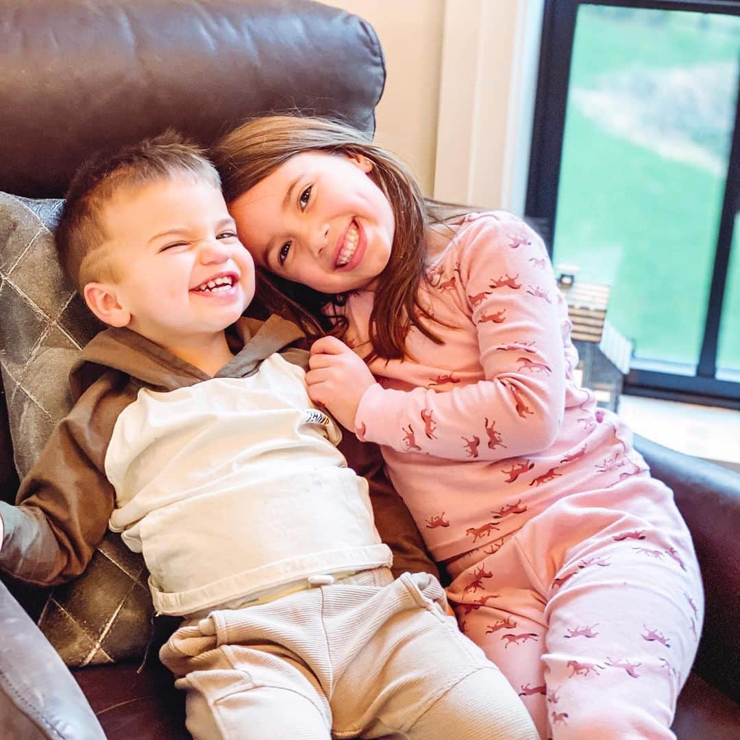 ジャナ・クレイマーのインスタグラム：「My quarantine cuties. The kids have been amazing and whoever @blippi is on YouTube kids you have been our hero. #day5 #canadaquarantine」