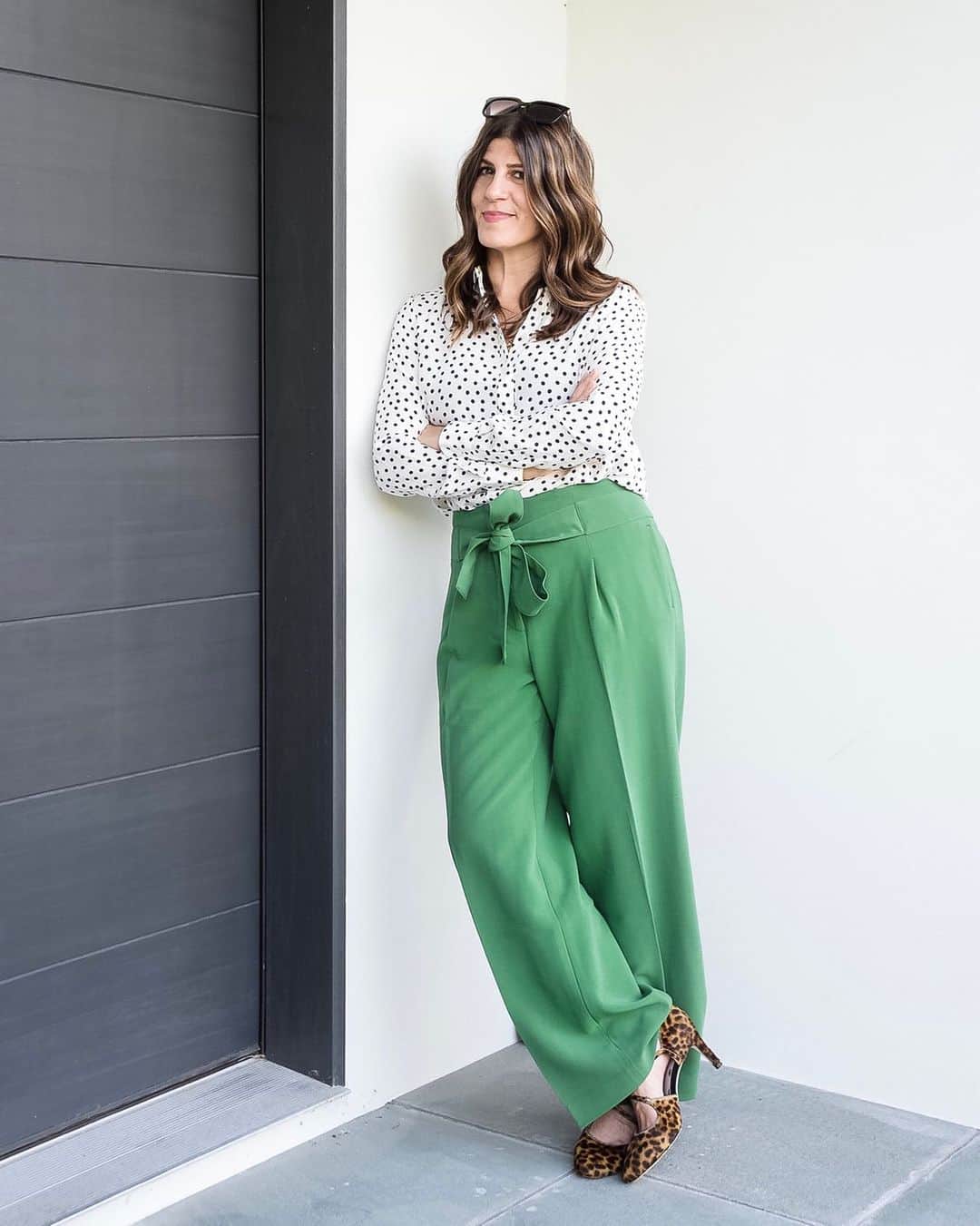 Ilana Wilesのインスタグラム：「This is what I call My LinkedIn Photo. It was taken the September before Covid for a Boden shoot. Was that 2019??? I’m posting because I want to talk about my previous life as a creative director at an ad agency. When I posted the Jif video on Friday, so many people said it looked like a real commercial that could be on TV. I had to laugh because that’s what I did before I had kids! I made real commercials for big brands like Diet Coke and Oreo. I was pretty good at it. Although I mainly came up with the ideas and then had a massive team who would help me execute— directors, producers, editors, DPs (aka the camera people), production assistants, actors, stylists, hair and makeup, food prep, food styling, color correctors, audio design, etc. etc. You would be shocked to see how many people are involved in getting a 30 second commercial on the air. And the budgets! I worked on one ad that cost about a million dollars. I even had a super bowl commercial once! Anyway, while I was filming that Jif video, I almost had a breakdown because I was trying to do everything myself. Filming, directing, acting (which involves hair and make-up!), directing Mazzy how to film while I was acting, food prep, working with the lighting challenges in our kitchen that kept changing the longer the shoot took, and trying to figure out if the pieces edited together correctly in real time. Finally, I realized that I could not possibly do as good of a job as I did when I had professionals working on everything and had to give myself a break. I was so relieved when I edited it together and it all worked out. Not perfect by a long shot, but there was something great in how homemade it was. Harlow was amazing and had so much fun making it, which helped a lot. I want to say thank you to everyone for giving it such a positive response. I was really excited to post the finished video and seeing the likes and comments roll in gave this ex-agency creative (who only started my blog because I got laid off right after my maternity leave) a lot of pride and satisfaction. Thank you. From my LinkedIn persona. Who would not change one part of the professional journey that landed me where I am right now.」