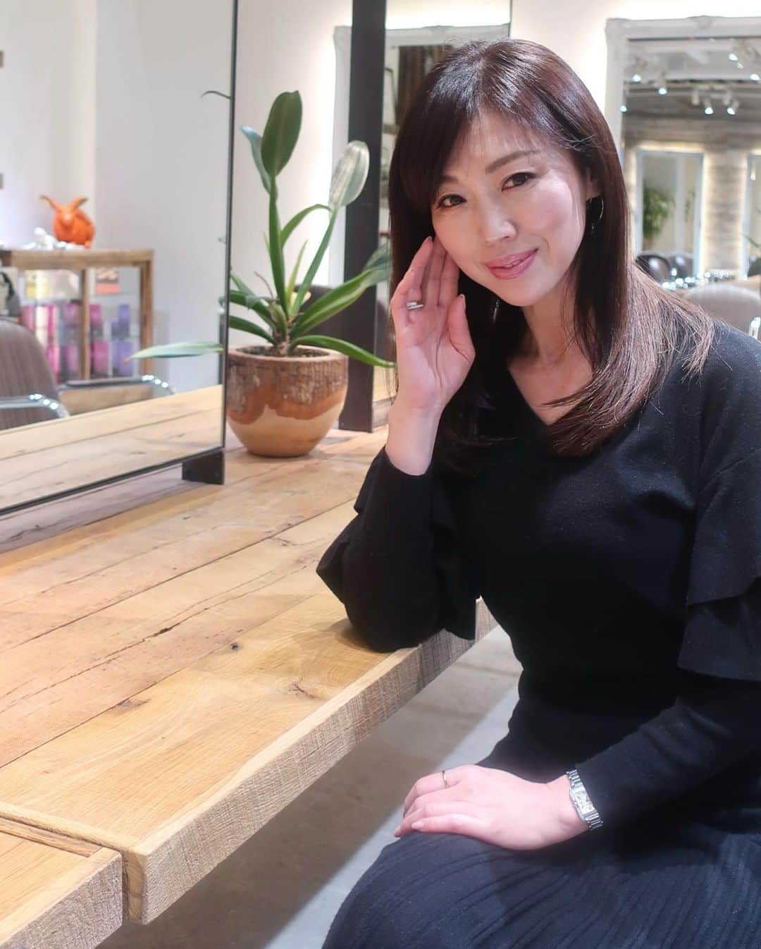 ImotoEtsuyo さんのインスタグラム写真 - (ImotoEtsuyo Instagram)「#おはようございます  ・ この日も仕上げは　#ストレートヘア  ・ 表参道にある　@hair_salon_glad で カット、カラー、トリートメントを して頂きました。 ・ 担当は　スタイリストの @glad_hair_ryoya さん☆  ・ 丁寧なカウンセリングで 希望通りの色に仕上げで下さいます。 頭皮にも優しいカラー剤で滲みないので 安心。 ・ 艶々、すごい♡ 動画もご覧下さいね。 #動画 ４枚目です。 ・ ・  私の　#Instagram を 見たと予約すると　15%off になります。 ・ ・  @hair_salon_glad @glad_hair_ryoya   #南青山 #青山 #表参道 #GLAD. #西海岸風 #西海岸風サロン #ロンハーマン #バレイヤージュ #ダメージレスカラー #グラデーションカラー #ミルクティーベージュ #アモカラー #ツヤ髪 #ツヤ巻き #ケアカラー #ミルクティーカラー #glad_hair_ryoya #山田涼也 #表参道美容室 #セットアップ ⇒ @nostalgia_jp #ノスタルジア」2月8日 6時47分 - bisuhada