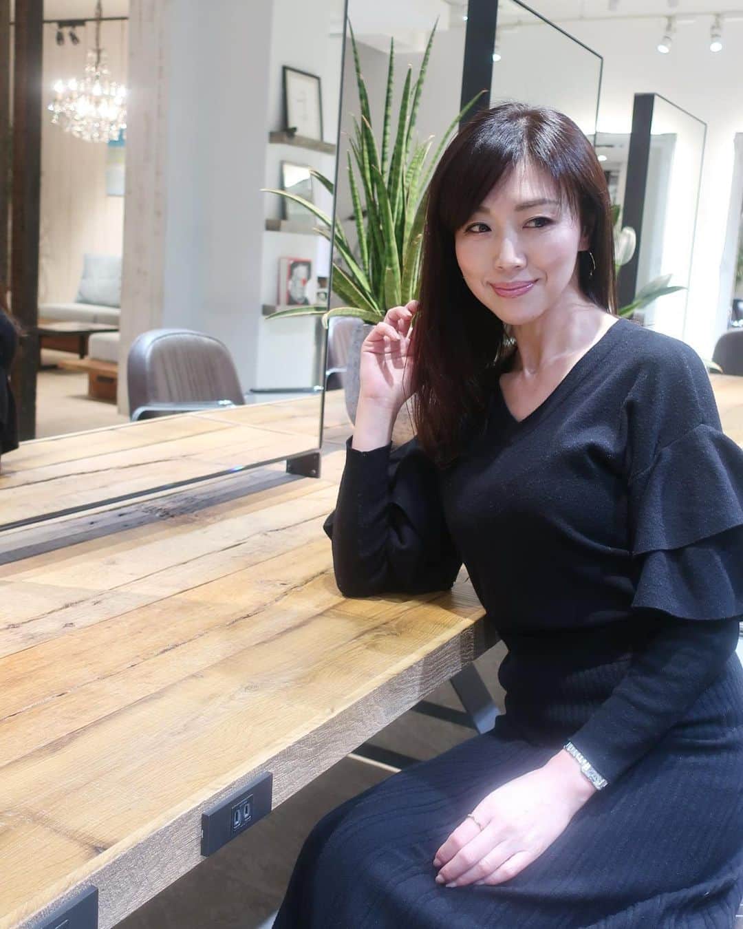 ImotoEtsuyo さんのインスタグラム写真 - (ImotoEtsuyo Instagram)「#おはようございます  ・ この日も仕上げは　#ストレートヘア  ・ 表参道にある　@hair_salon_glad で カット、カラー、トリートメントを して頂きました。 ・ 担当は　スタイリストの @glad_hair_ryoya さん☆  ・ 丁寧なカウンセリングで 希望通りの色に仕上げで下さいます。 頭皮にも優しいカラー剤で滲みないので 安心。 ・ 艶々、すごい♡ 動画もご覧下さいね。 #動画 ４枚目です。 ・ ・  私の　#Instagram を 見たと予約すると　15%off になります。 ・ ・  @hair_salon_glad @glad_hair_ryoya   #南青山 #青山 #表参道 #GLAD. #西海岸風 #西海岸風サロン #ロンハーマン #バレイヤージュ #ダメージレスカラー #グラデーションカラー #ミルクティーベージュ #アモカラー #ツヤ髪 #ツヤ巻き #ケアカラー #ミルクティーカラー #glad_hair_ryoya #山田涼也 #表参道美容室 #セットアップ ⇒ @nostalgia_jp #ノスタルジア」2月8日 6時47分 - bisuhada